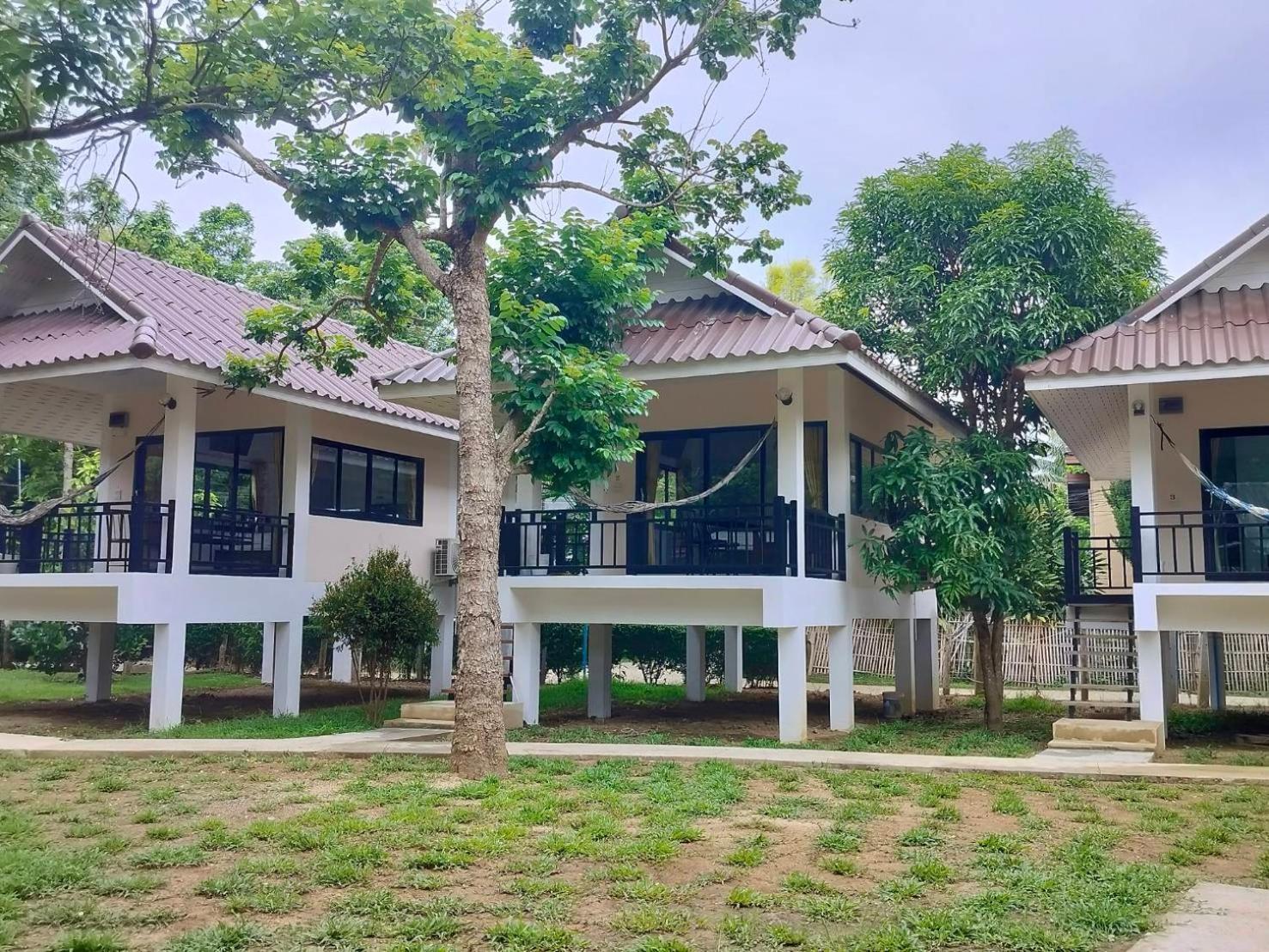 Family Hut Pai Hotel Exterior photo
