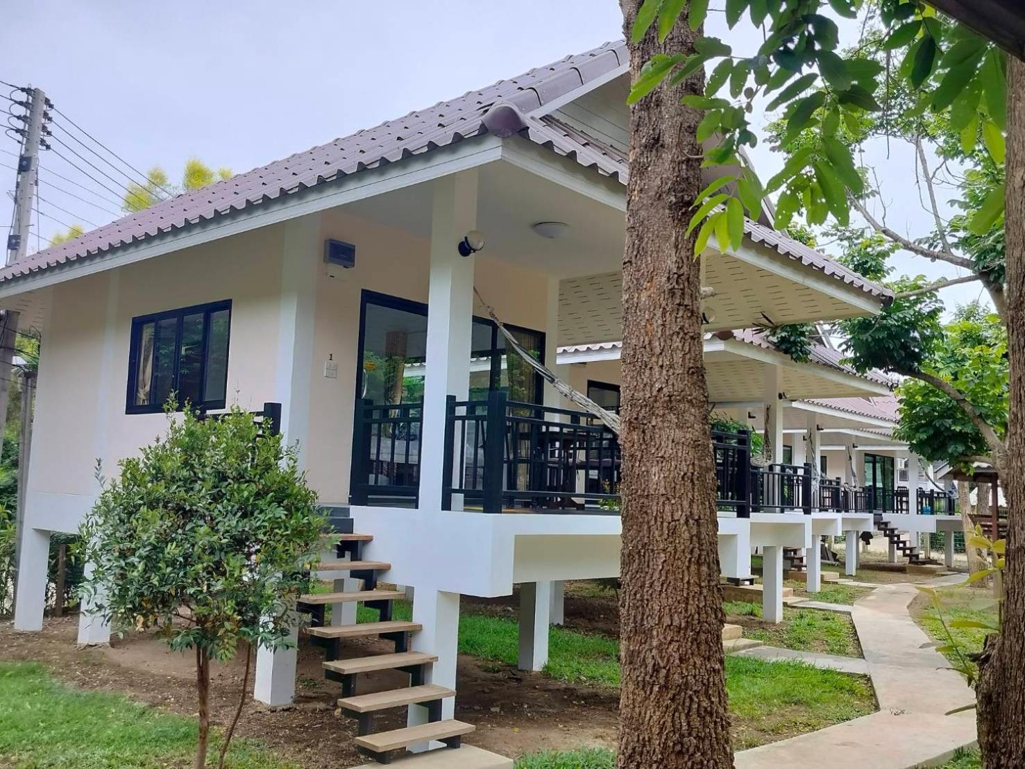 Family Hut Pai Hotel Exterior photo