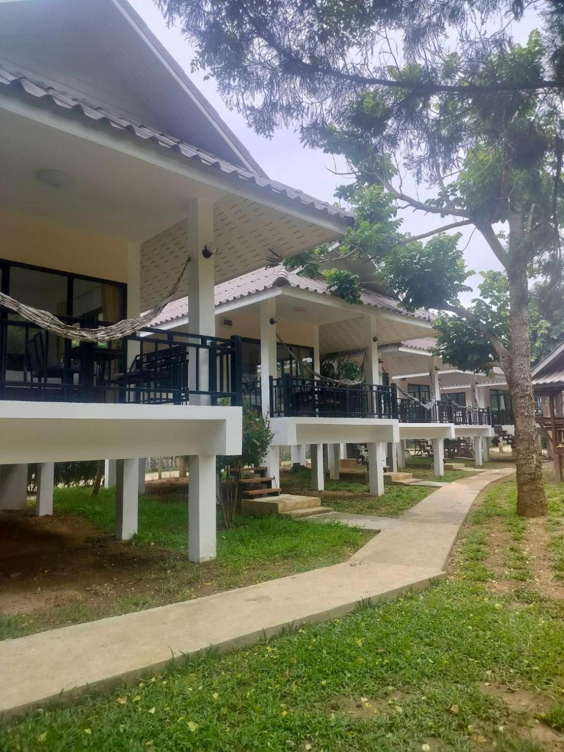 Family Hut Pai Hotel Exterior photo