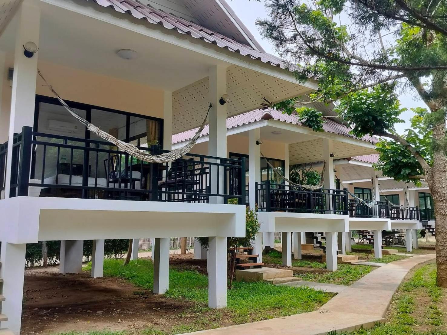 Family Hut Pai Hotel Exterior photo